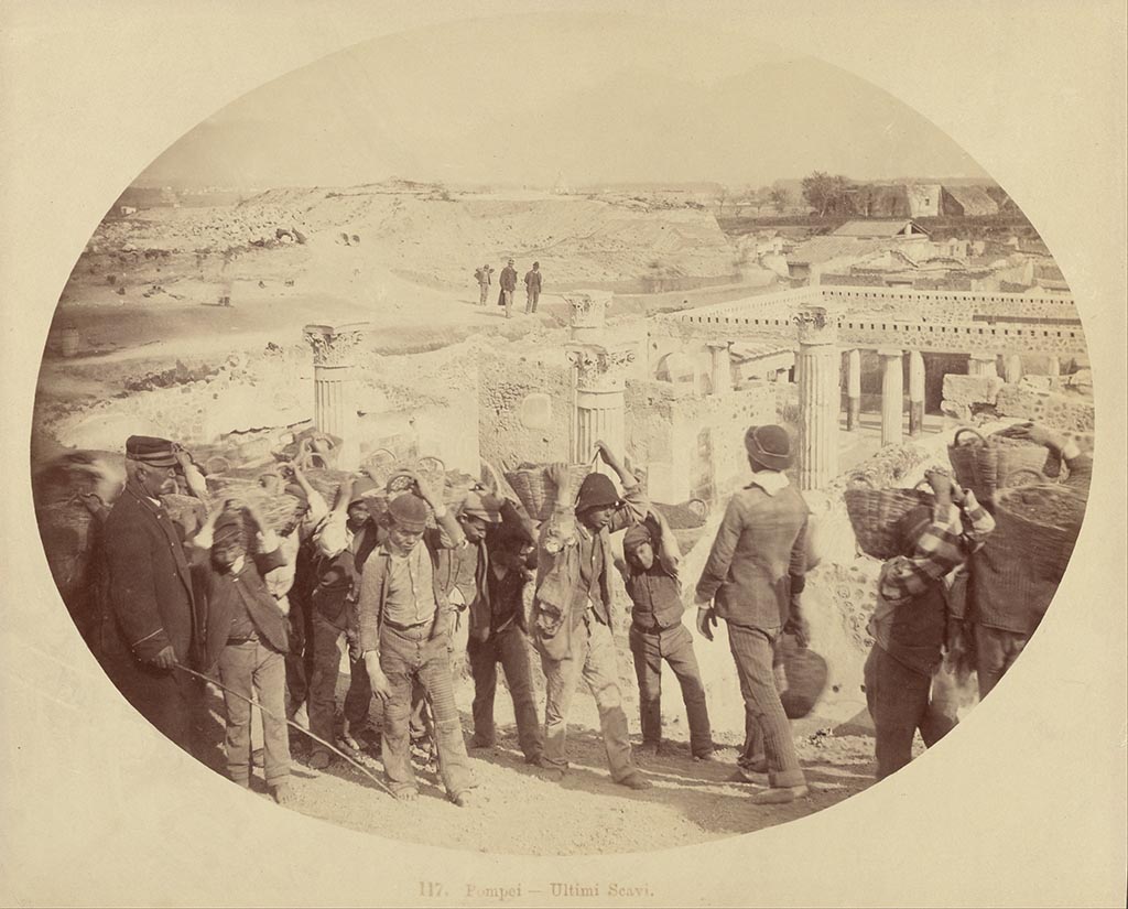 V.2.i Pompeii. Looking south-east across atrium, with peristyle excavated.
Photograph No. 117, by Sommer, described as “Pompei – Ultimi Scavi”.  Public domain, via Wikimedia Commons
