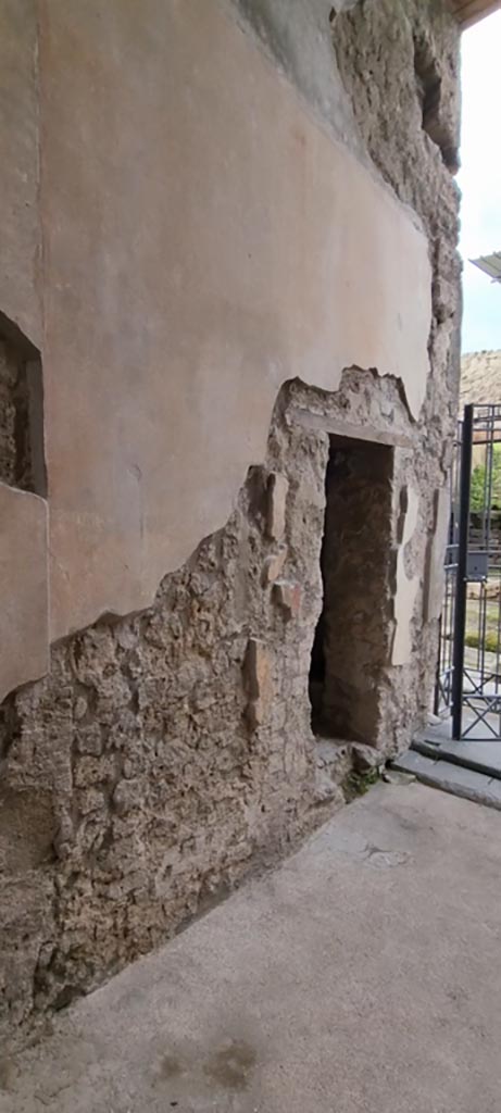 V.2.i Pompeii. December 2023.
Looking north along west side of entrance corridor with doorway to room 2.
Photo courtesy of Miriam Colomer.
