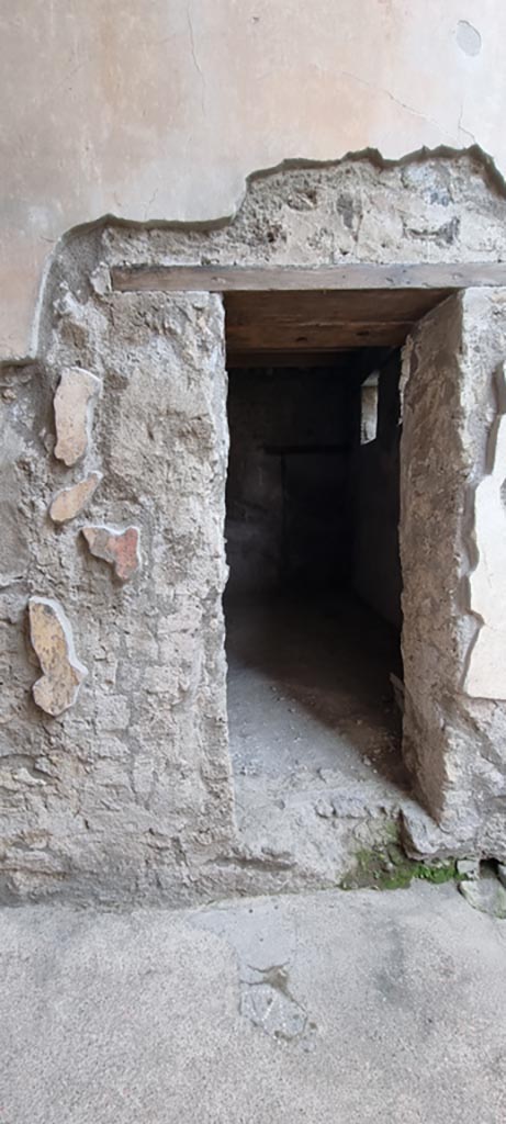 V.2.i Pompeii. December 2023.
Room 2, doorway on west side of entrance corridor/fauces.
Photo courtesy of Miriam Colomer.