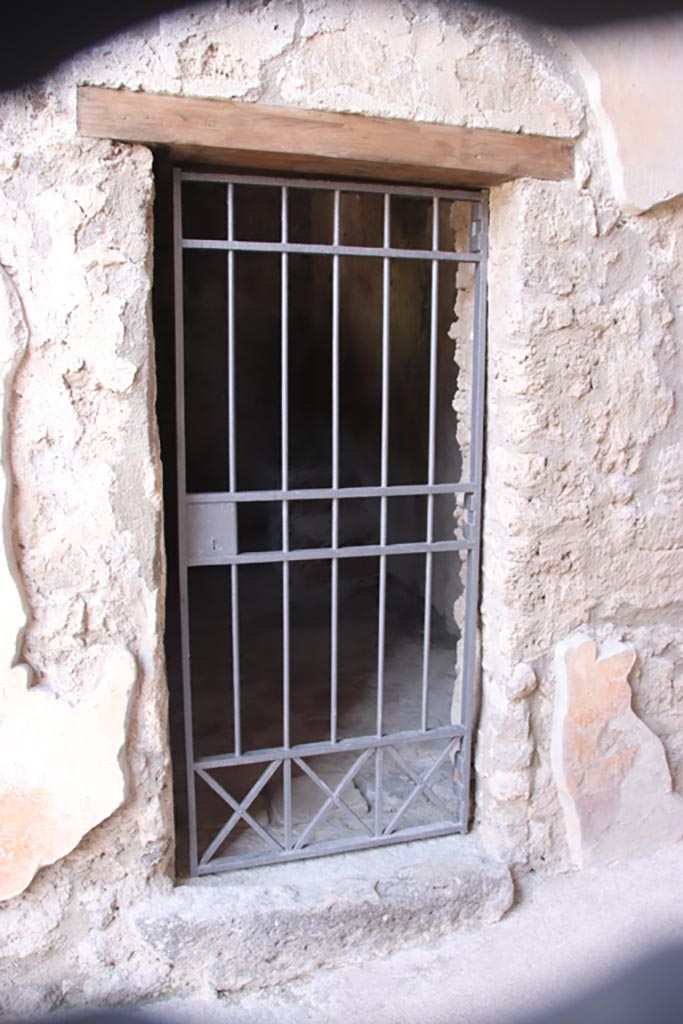 V.2.i Pompeii. October 2023.
Doorway to room 3a, on east side of entrance corridor. Photo courtesy of Klaus Heese.