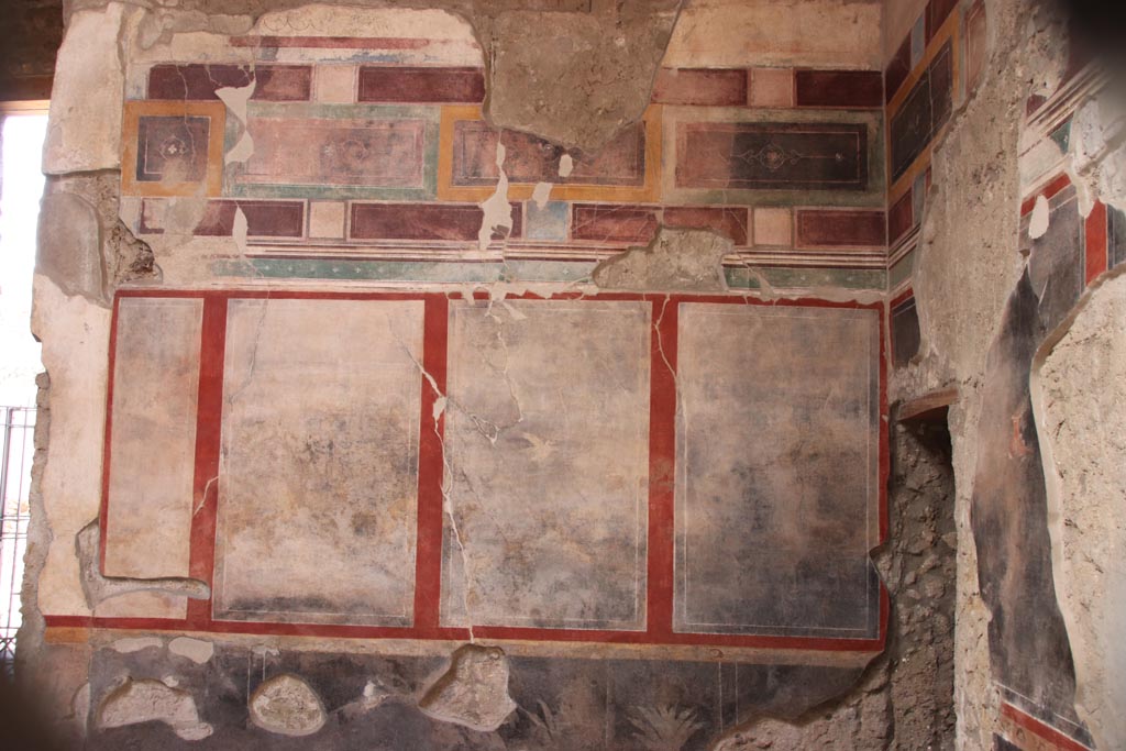 V.2.i Pompeii. October 2023. Room 1, detail from north wall in north-east corner. Photo courtesy of Klaus Heese.