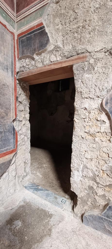 V.2.i Pompeii. December 2023.
Room 1, north-east corner of atrium with doorway to room 3.
Photo courtesy of Miriam Colomer.