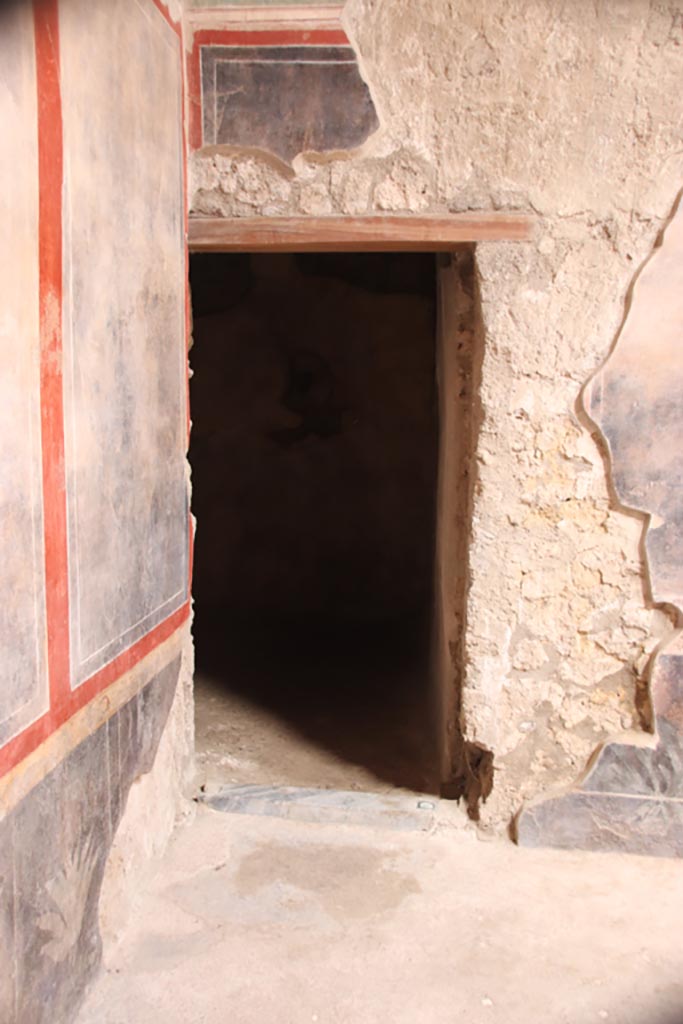 V.2.i Pompeii. October 2023.
Room 1, north-east corner of atrium, doorway to room 3. Photo courtesy of Klaus Heese.