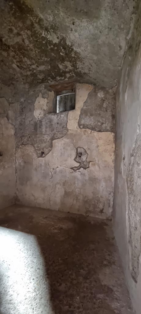 V.2.i Pompeii. December 2023.
Room 3, looking east through doorway. Photo courtesy of Miriam Colomer.