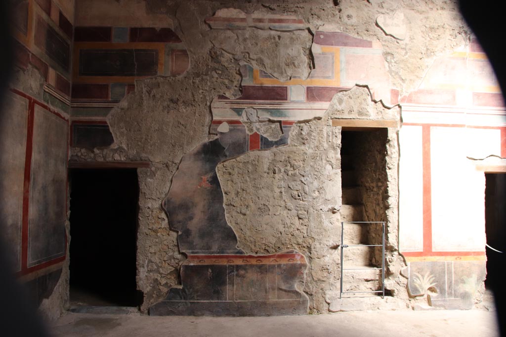 V.2.i Pompeii. October 2023.
Room 1, east wall of atrium at north end, room 3, on left, and stone staircase, centre right. Photo courtesy of Klaus Heese.