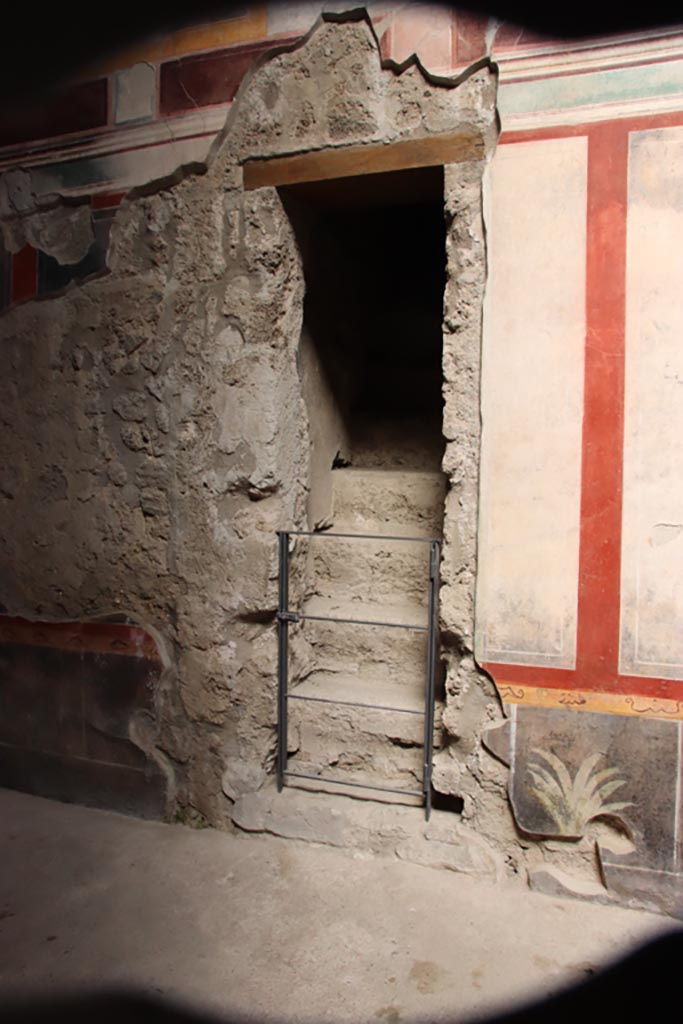 V.2.i Pompeii. October 2023.
Room 1, east side of atrium, stone staircase between room 3 and room 4.
Photo courtesy of Klaus Heese.