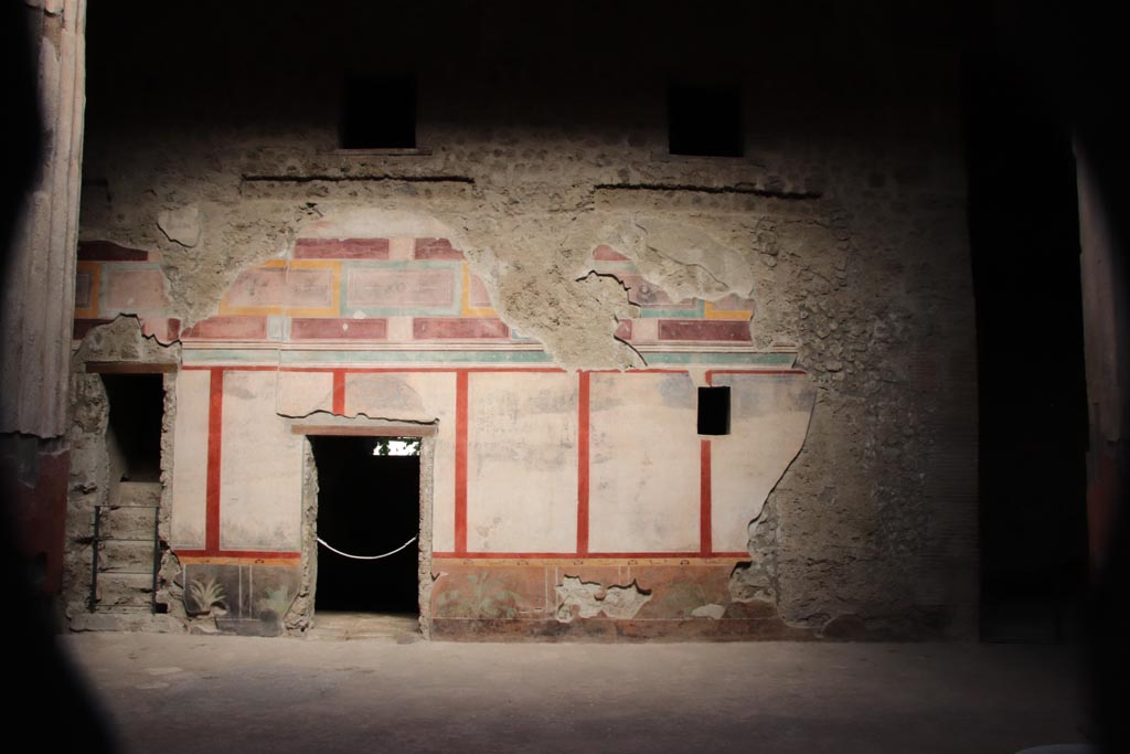 V.2.i Pompeii. October 2023. Room 1, east wall of atrium, with doorway to room 4. Photo courtesy of Klaus Heese.
