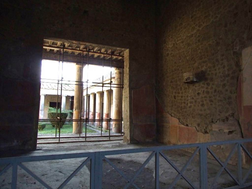 V.2.i Pompeii. December 2007. Room 7, tablinum, looking south into peristyle.