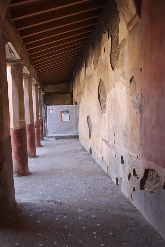 V.2.i Pompeii. October 2023.
Looking south along west wall of west portico towards south-west corner and doorway to room 17.
Photo courtesy of Klaus Heese.
