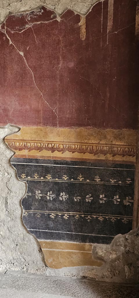 V.2.i Pompeii. December 2023.
Oecus 21, detail from lower south wall at west end. Photo courtesy of Miriam Colomer.