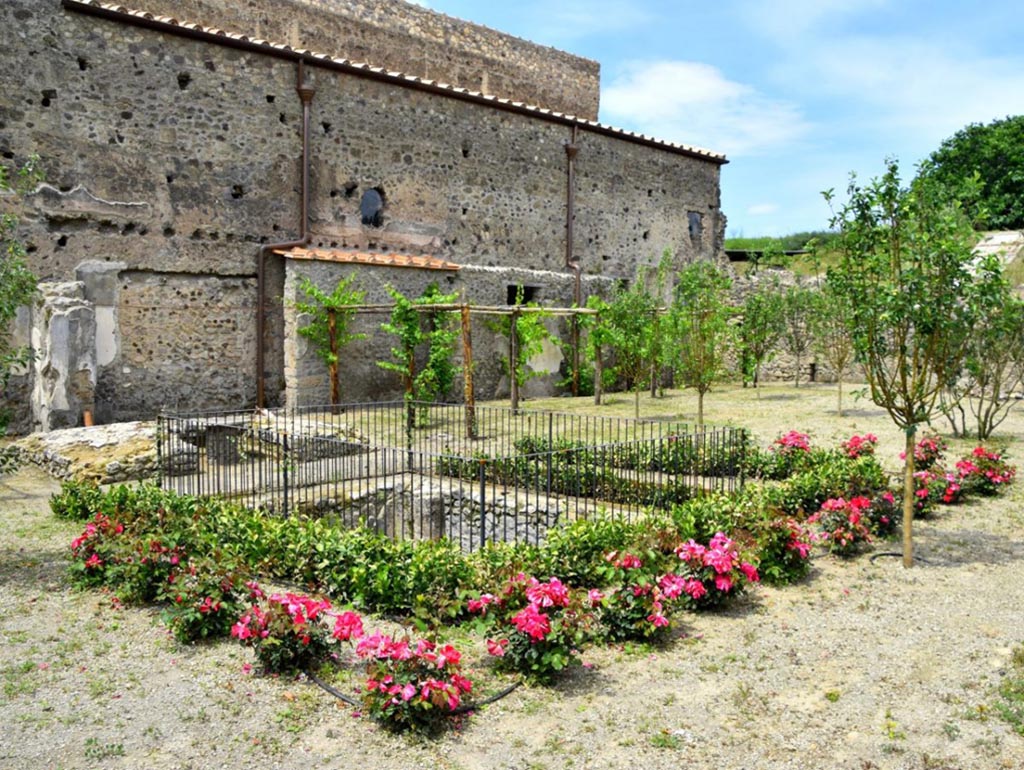 V.2.i Pompeii. July 2023.
Room 25, large garden area to east of house with triclinium and fountain pool, looking north-west.
Photograph © Parco Archeologico di Pompei.