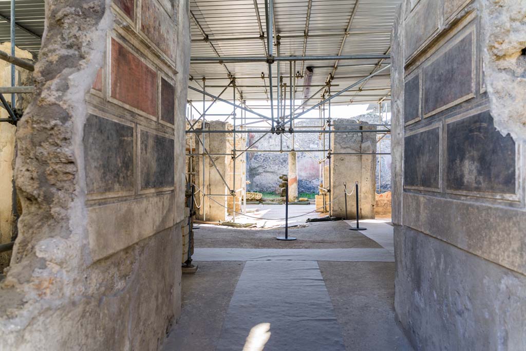 V.2 Pompeii. Casa di Orione. April 2022. 
Looking west towards atrium, tablinum and peristyle garden. Photo courtesy of Johannes Eber.
