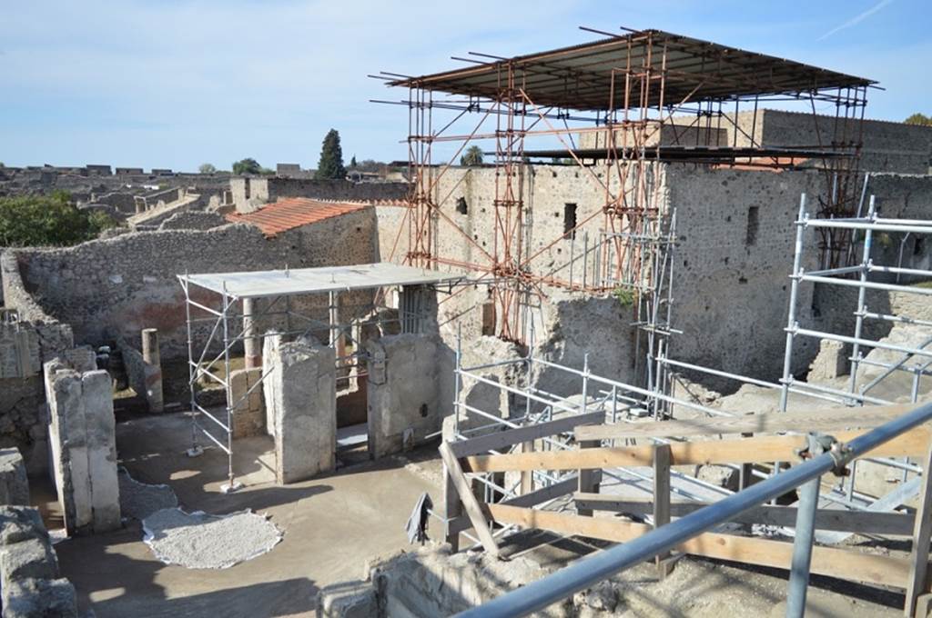 V.2.15 Pompeii. August 2018. Rooms A7 and A6 on the west side of the atrium A12.
Peristyle A19 with columns is behind and garden 11c at the rear.
Photograph © Giuseppe Scarica, Ecampania.it.