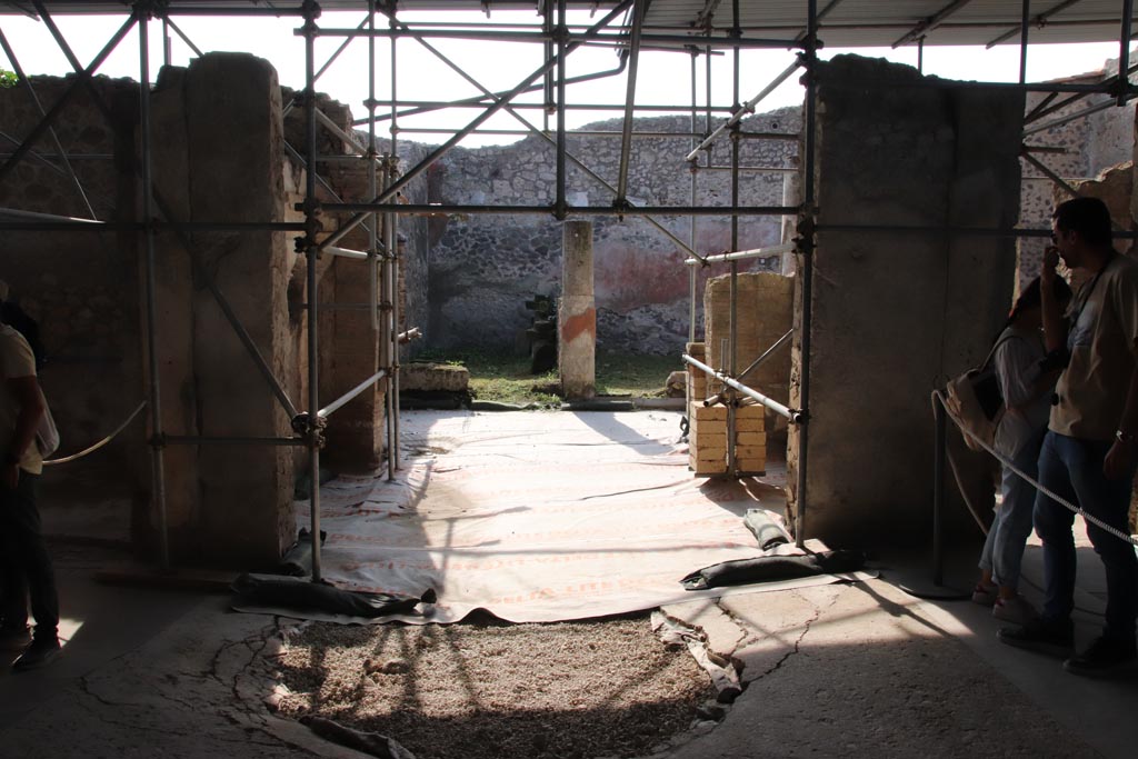 V.2 Pompeii. Casa di Orione. October 2022.
Looking west across atrium (A12) into tablinum (A7) and through to peristyle. Photo courtesy of Klaus Heese.