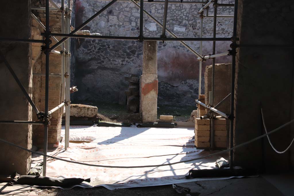 V.2.Pompeii. Casa di Orione. September 2021.
Looking west across atrium towards tablinum leading to peristyle/garden. Photo courtesy of Klaus Heese.