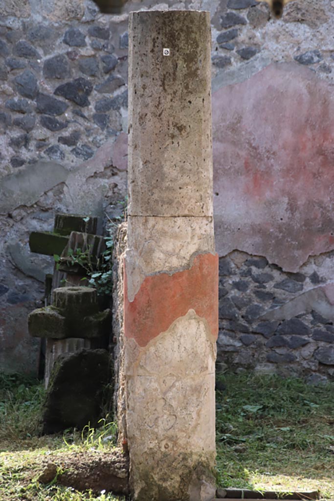 V.2 Pompeii. Casa di Orione. October 2022.
Detail of column on east portico of peristyle (11c). Photo courtesy of Klaus Heese.