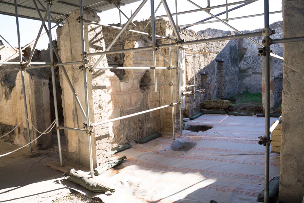 V.2, Pompeii. Casa di Orione. October 2021.
A7, tablinum, looking south-west towards south wall, with peristyle/garden, on right. Photo courtesy of Johannes Eber.