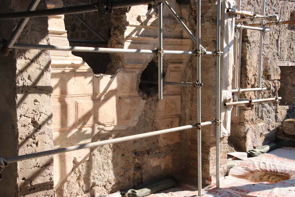 V.2.Pompeii. Casa di Orione. September 2021.
A7, tablinum, looking south-west towards south wall, with peristyle/garden, on right. Photo courtesy of Klaus Heese.