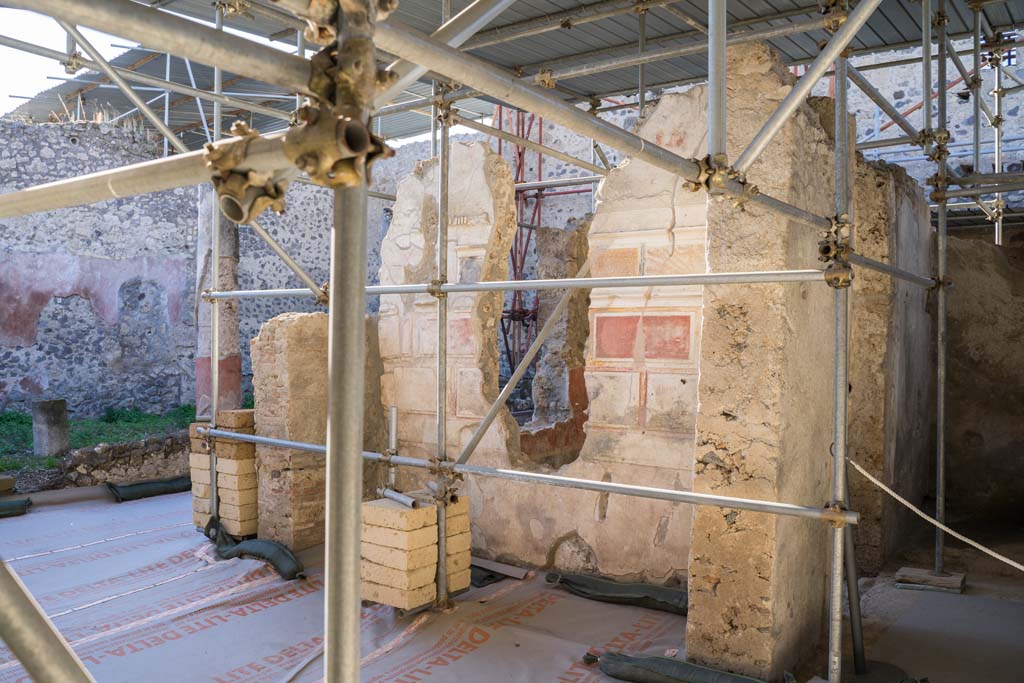 V.2, Pompeii. Casa di Orione. October 2021.
A7, tablinum, looking north-west towards north wall, with peristyle/garden, on left. Photo courtesy of Johannes Eber.