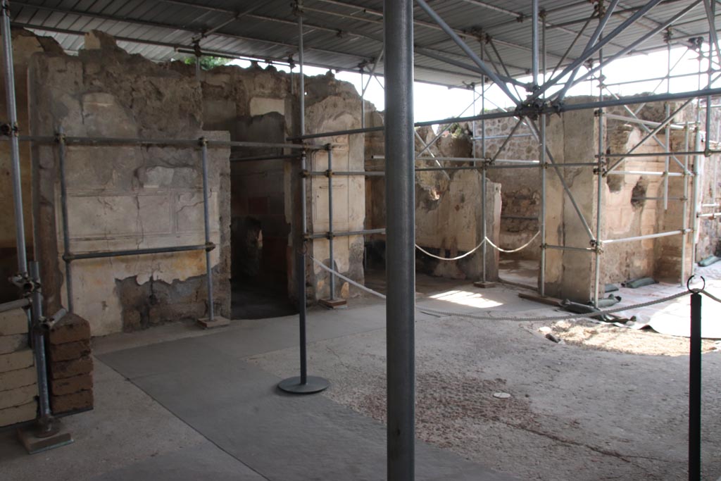 V.2 Pompeii. Casa di Orione. October 2022.
Atrium A12, looking towards south-west corner, and tablinum (A7) in west wall, on right. Photo courtesy of Klaus Heese.