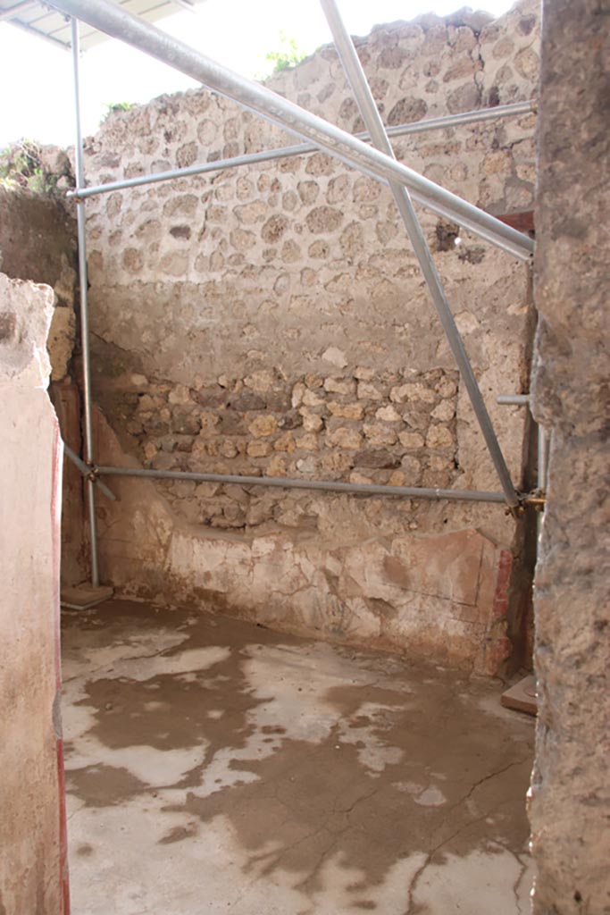V.2 Pompeii. Casa di Orione. October 2022.
Room A8, looking through doorway towards west wall. Photo courtesy of Klaus Heese.