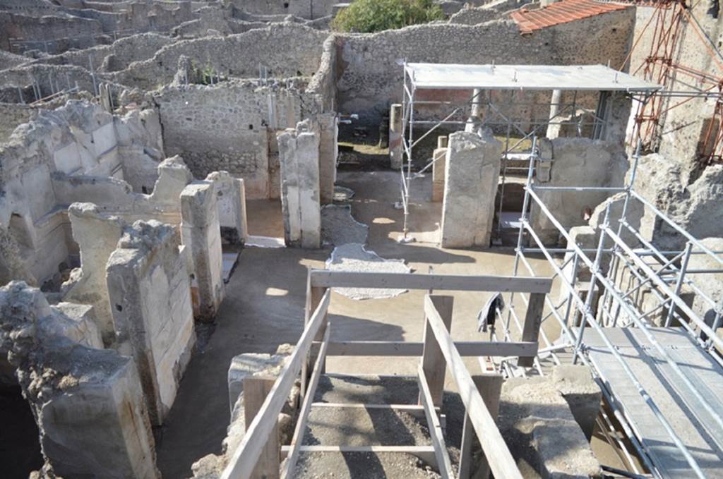 V.2.Pompeii. Casa di Orione. August 2018.
Looking west across atrium towards doorways to rooms A8, A7 the tablinum, and A6 on the west side of the atrium A12.
Photograph © Giuseppe Scarica, Ecampania.it.
This room was possibly used as a day-room/salon or oecus.
Originally it may have been used as a dining-room opening onto the garden portico, as seen by a blocked doorway in the west wall, opposite the entrance doorway, blocked and re-used as a cupboard.