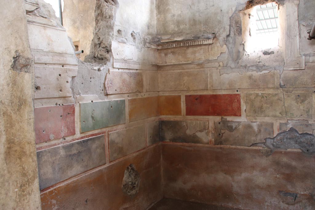 V.2 Pompeii. Casa di Orione. October 2022.
Room A11, looking south along east wall to south-east corner from doorway. Photo courtesy of Klaus Heese.