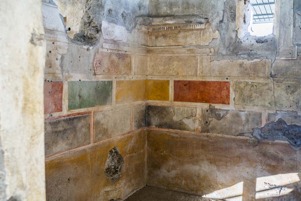 V.2, Pompeii. Casa di Orione. October 2021.
Room A11, looking towards south-east corner from doorway. Photo courtesy of Johannes Eber.