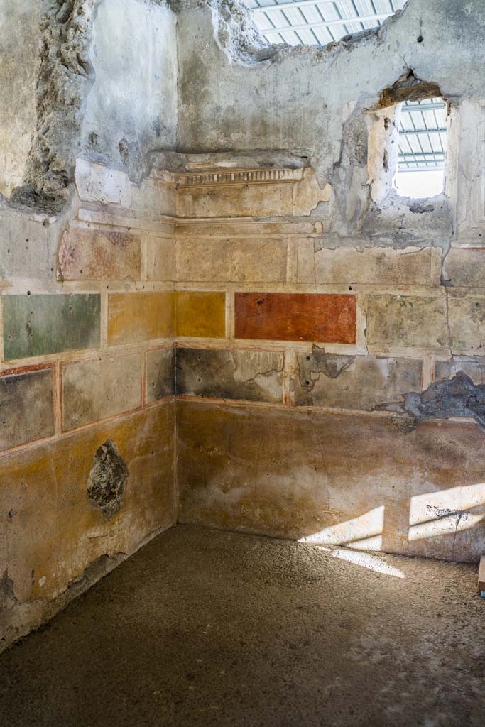 V.2, Pompeii. Casa di Orione. October 2021.
Room A11, looking towards south-east corner. Photo courtesy of Johannes Eber.
