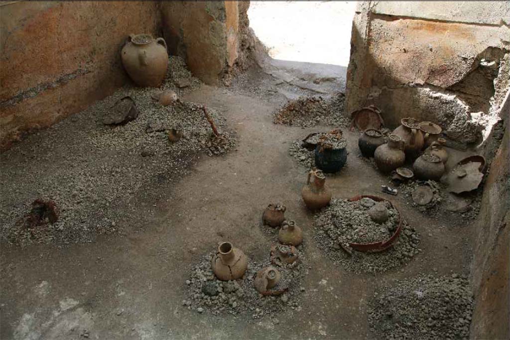 V.2.15 Pompeii. 2018. Room A11 on south side of atrium. Numerous bronze, terracotta and clay pots and jars were found on the floor.
Photograph © Parco Archeologico di Pompei.