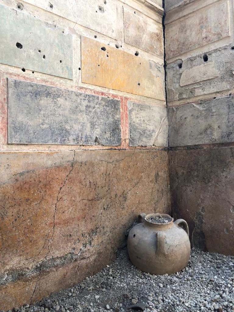 V.2.15 Pompeii. August 2018. Room A11 north-west corner with 1st style décor and three handled terracotta urn.
Photograph © Parco Archeologico di Pompei.
