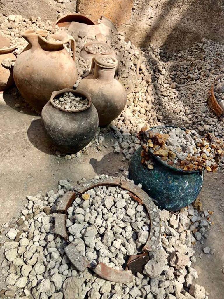 V.2.15 Pompeii. 2018. Room A11 on south side of atrium.
Bronze cauldron, trefoil jug and various clay jars found on floor.
Photograph © Parco Archeologico di Pompei.