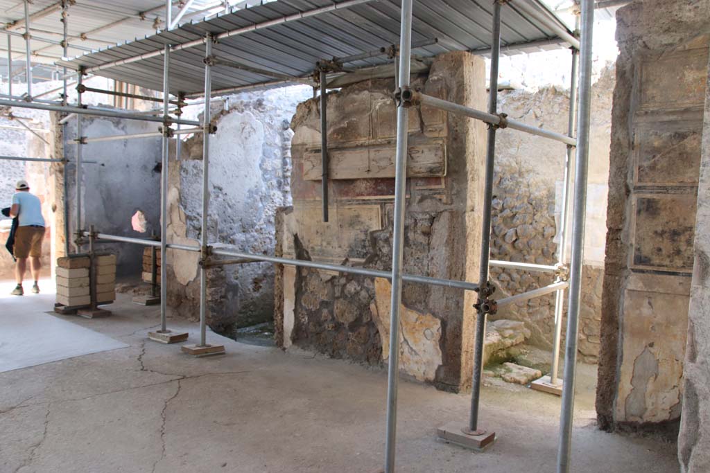 V.2.Pompeii. Casa di Orione. September 2021.
Looking towards north-west corner and north wall, from east side of atrium. Photo courtesy of Klaus Heese.