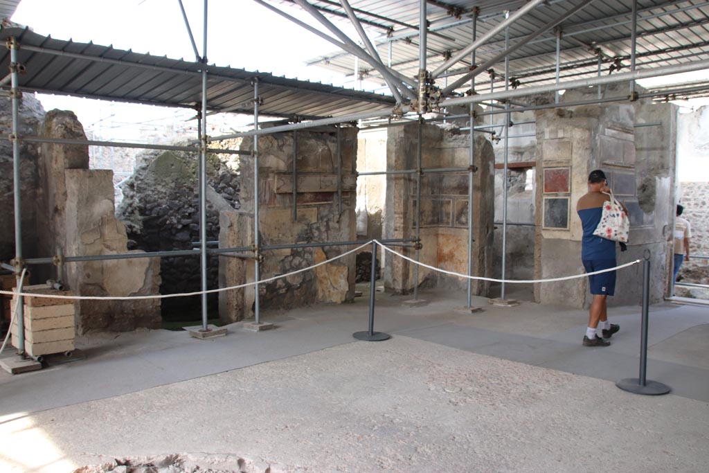 V.2 Pompeii. Casa di Orione. October 2022.
Atrium A12, looking north-east with doorways to rooms A15 (two doorways), A5 and entrance corridor A4, on right. Photo courtesy of Klaus Heese.