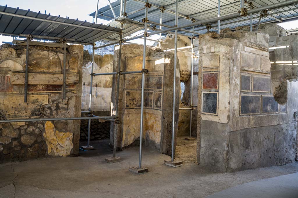 V.2, Pompeii. Casa di Orione. October 2021.
North-east corner of atrium, with north wall of entrance corridor, on right. Photo courtesy of Johannes Eber.