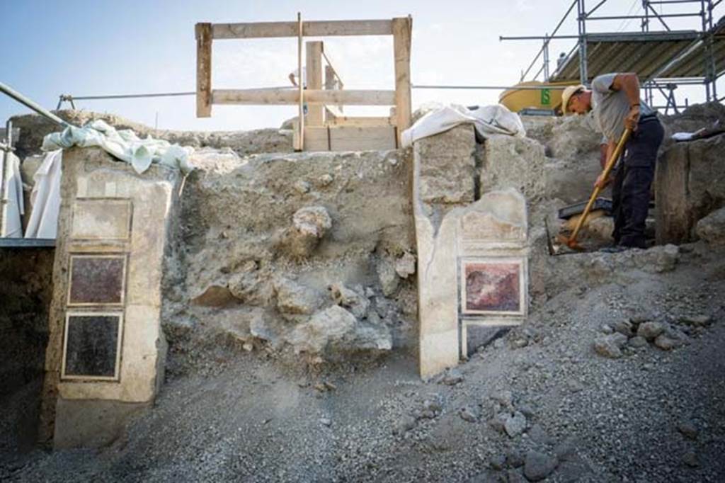 V.2.15 Pompeii. August 2018. Walls with painted blockwork on east side of atrium A12.
It already seems possible to recognize the entrance (fauces) on A4 the alley of the balconies and an atrium on which seem to overlook various rooms.
Photograph © Parco Archeologico di Pompei.