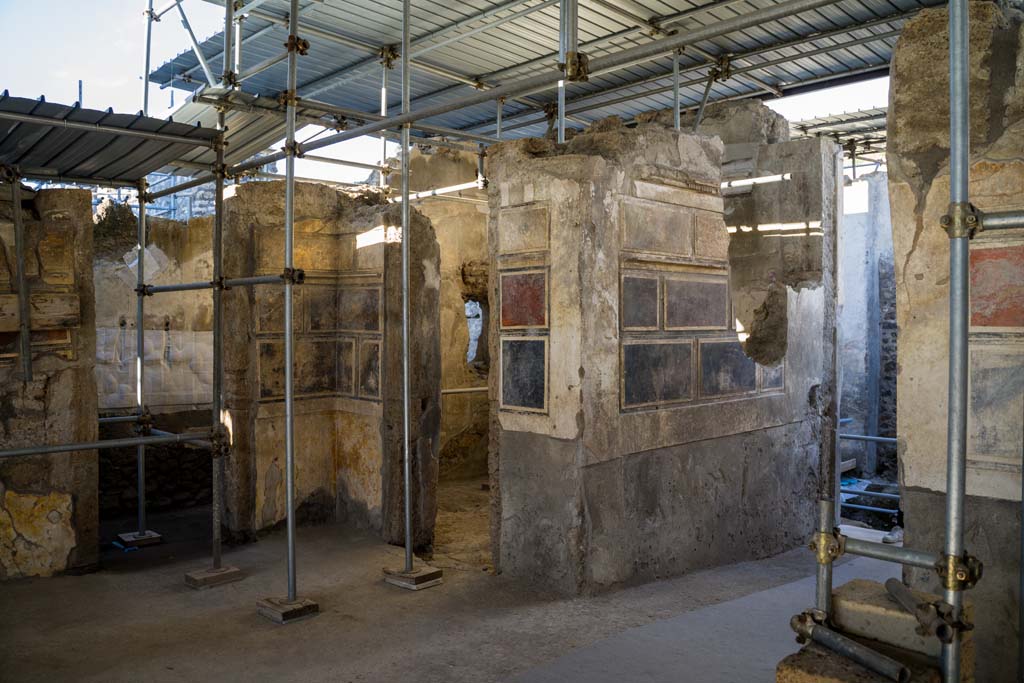 V.2, Pompeii. Casa di Orione. October 2021.
North-east corner of atrium, with entrance corridor in east wall, on right. Photo courtesy of Johannes Eber.