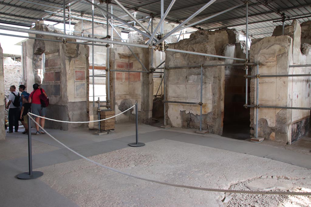 V.2 Pompeii. Casa di Orione. October 2022.
South-east corner of atrium A12, with entrance corridor in east wall, on left. Photo courtesy of Klaus Heese.