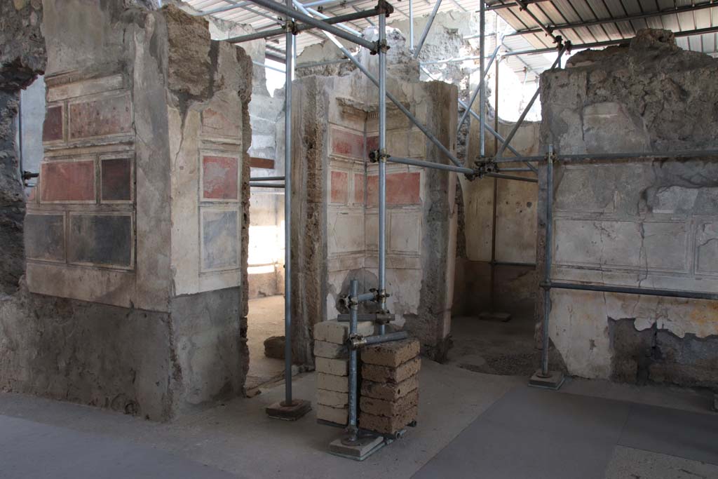 V.2.Pompeii. Casa di Orione. September 2021.
Looking towards south wall of entrance corridor, south-east corner, and south wall of atrium. Photo courtesy of Klaus Heese.