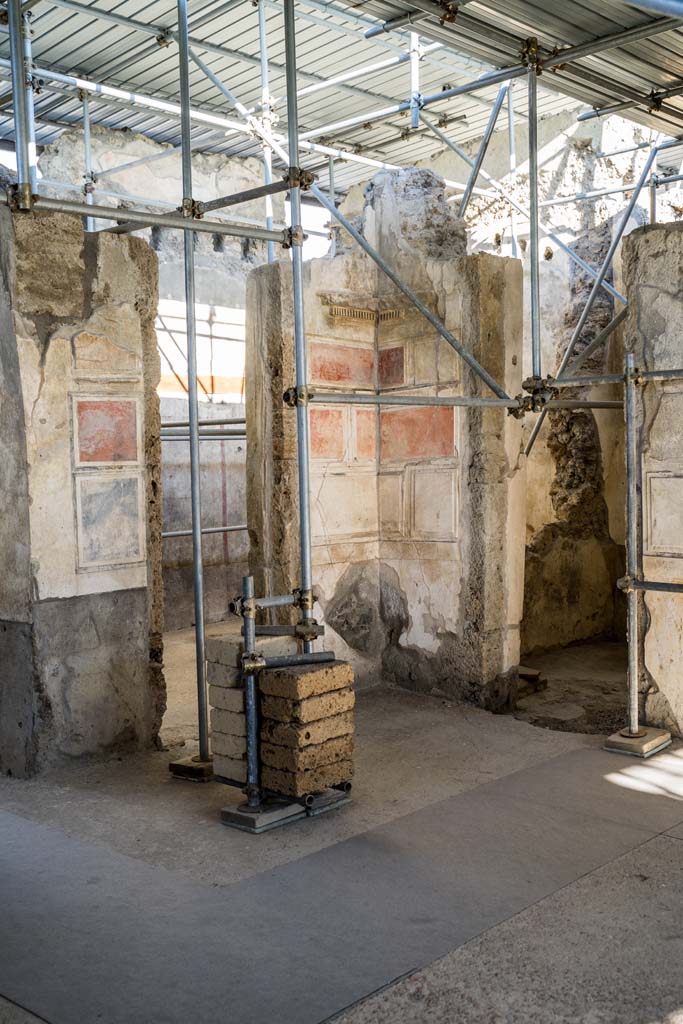 V.2, Pompeii. Casa di Orione. October 2021.
South-east corner of atrium. Photo courtesy of Johannes Eber.