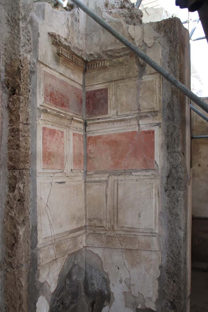 V.2.Pompeii. Casa di Orione. September 2021.
Painted First Style decoration in south-east corner of atrium. Photo courtesy of Klaus Heese.