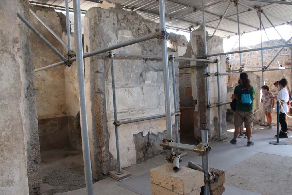 V.2.Pompeii. Casa di Orione. September 2021.
Looking towards doorways to rooms A17, A11, and A13 on south side of atrium A12. Photo courtesy of Klaus Heese.