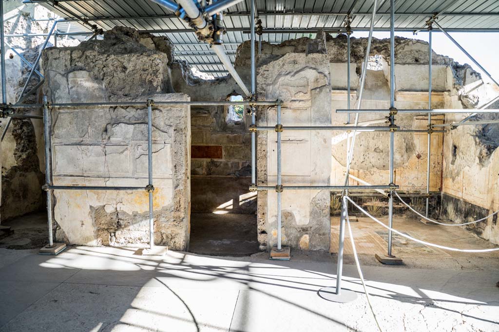 V.2, Pompeii. Casa di Orione. October 2021.
Looking towards south side of atrium, with ala, room A13, on right. Photo courtesy of Johannes Eber.