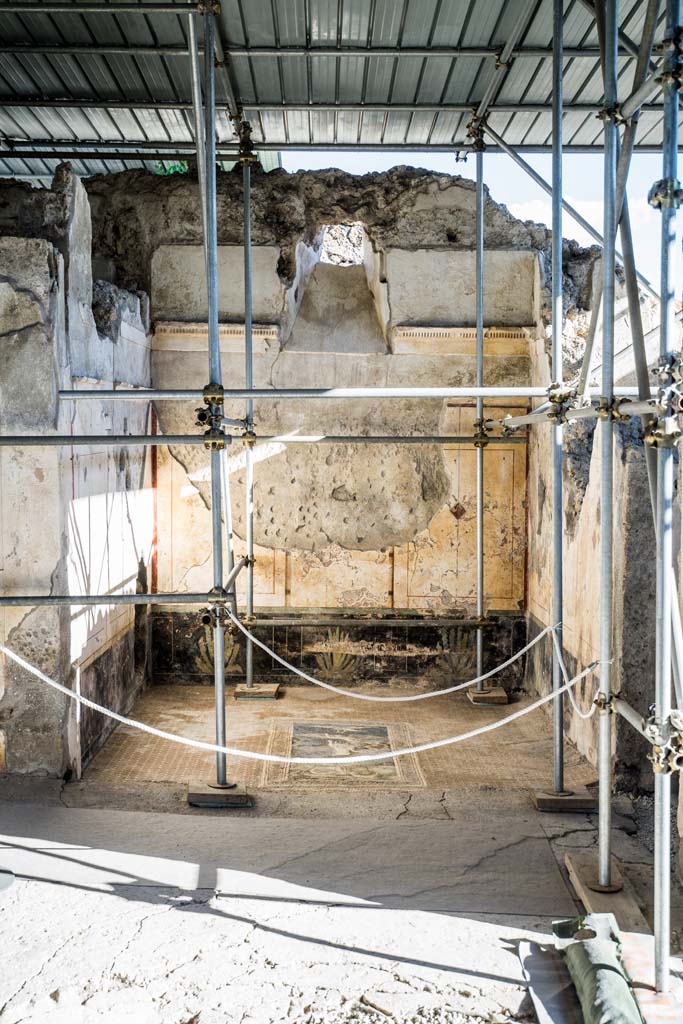V.2, Pompeii. Casa di Orione. October 2021. Looking south.
Room A13 in south-west corner of atrium. Photo courtesy of Johannes Eber.

