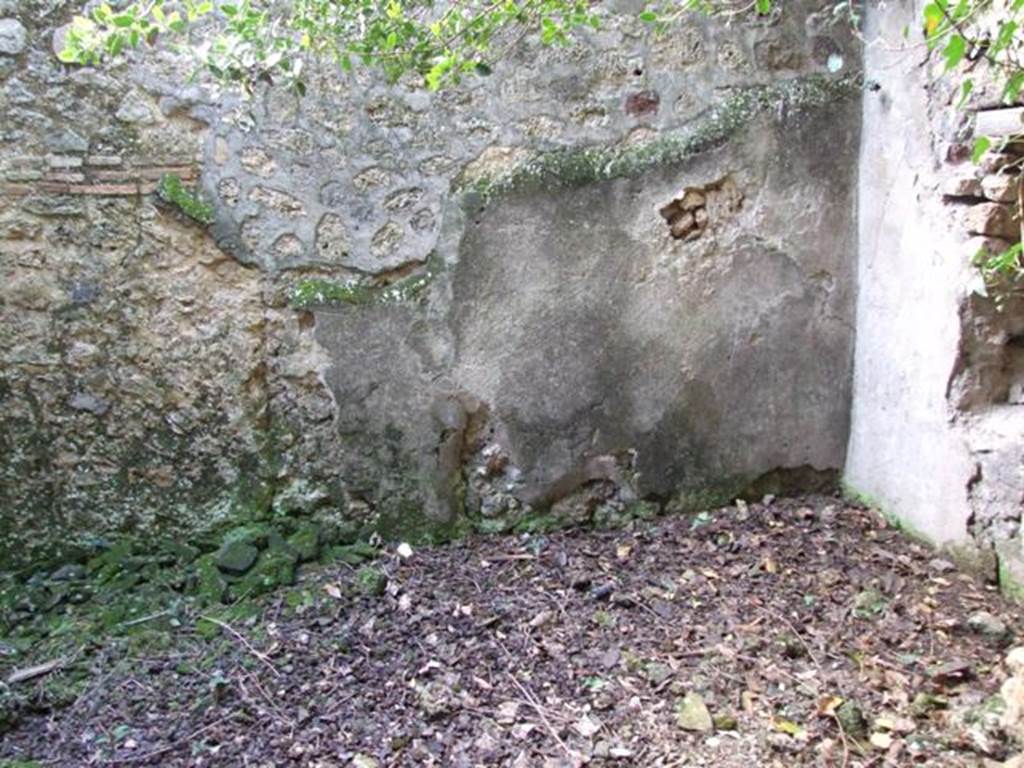 V.2 Pompeii. Casa di Orione. December 2007. Room 11b, room on west side of corridor, a cubiculum with traces of white plaster.
Looking west through doorway from corridor 11a.
On the right, in the north wall, is a window overlooking the peristyle garden.
