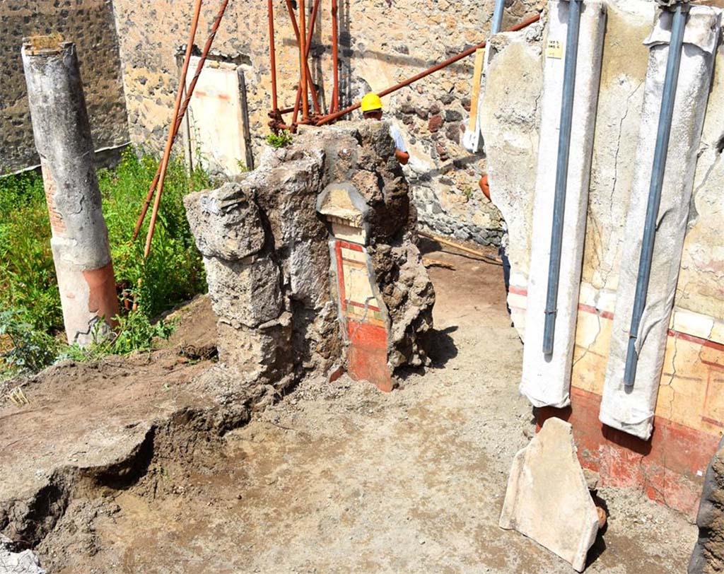 V.2.Pompeii. Casa di Orione. May 2018. Room A6, looking towards portico A19 and garden with uncovered lararium painting.
Photograph © Parco Archeologico di Pompei.