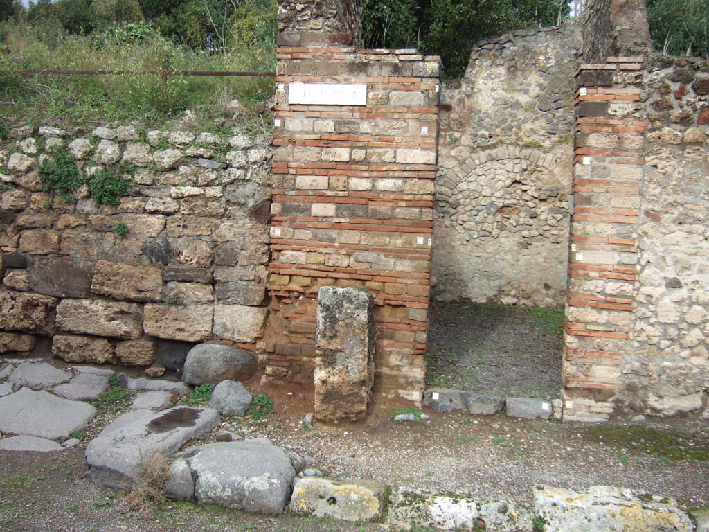 V.3.1 Pompeii. December 2005.
Street Altar to left of doorway, with blocked roadway (November 2023, now opened – Vicolo dei Balconi).