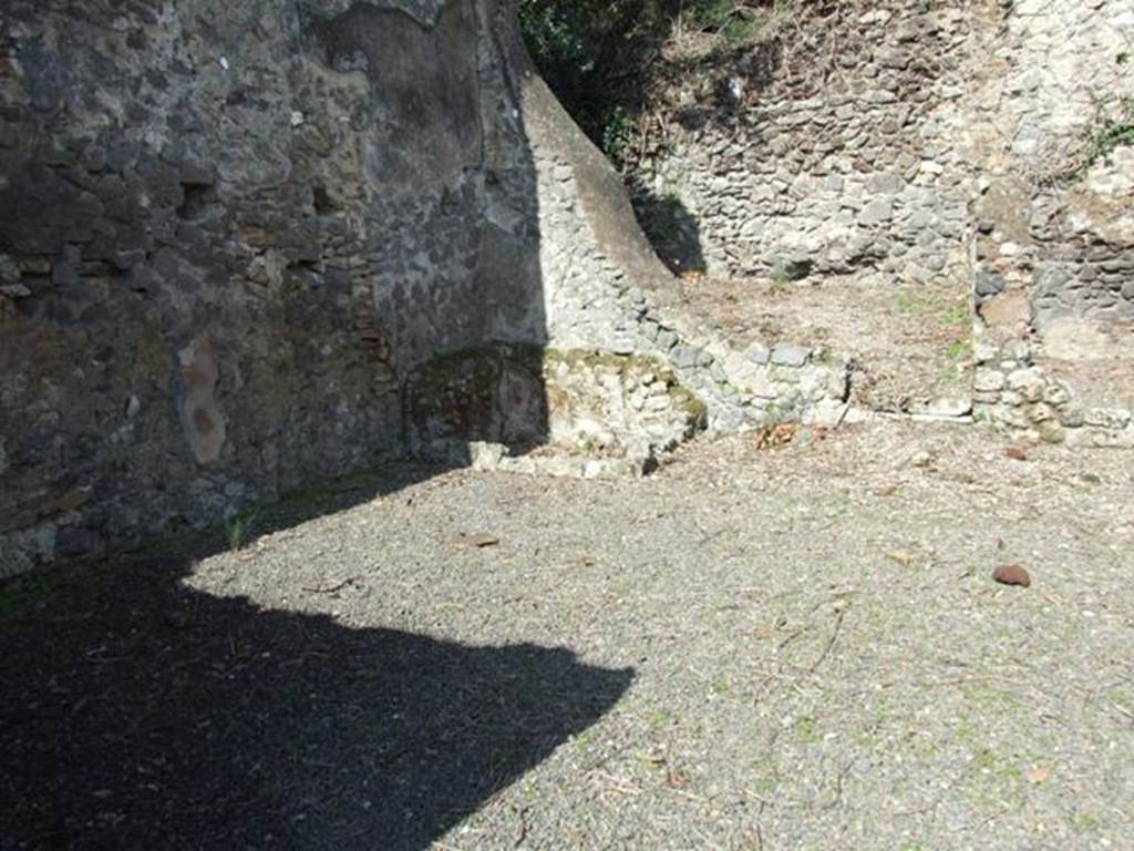V.3.2 Pompeii. March 2009. West side of workshop.