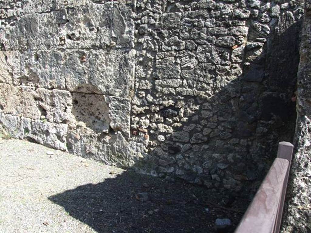 V.3.2 Pompeii. March 2009. East wall. According to Liselotte Eschebach, on the right side (east) were the stairs to the upper floor and a lararium.
See Eschebach, L., 1993. Gebäudeverzeichnis und Stadtplan der antiken Stadt Pompeji. Köln: Böhlau. (p. 137)
