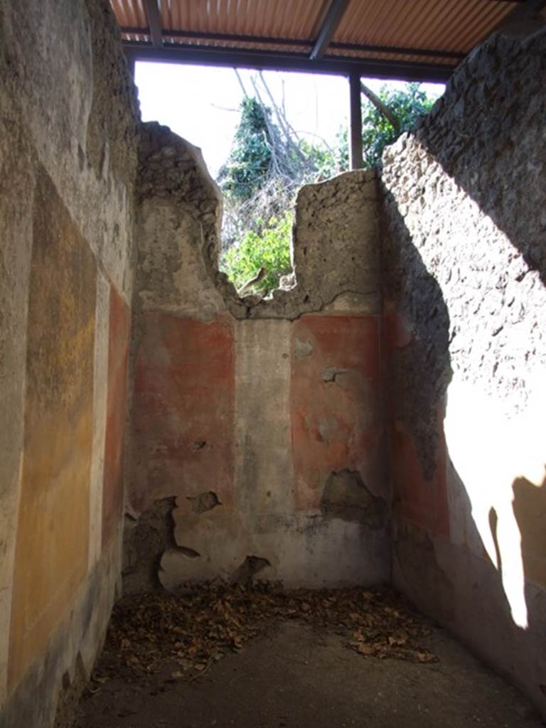 V.3.4 Pompeii. March 2009. Cubiculum. West wall with window.